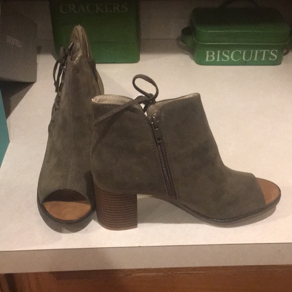 New in box with tags olive peep toed olive heels - Picture 3 of 8